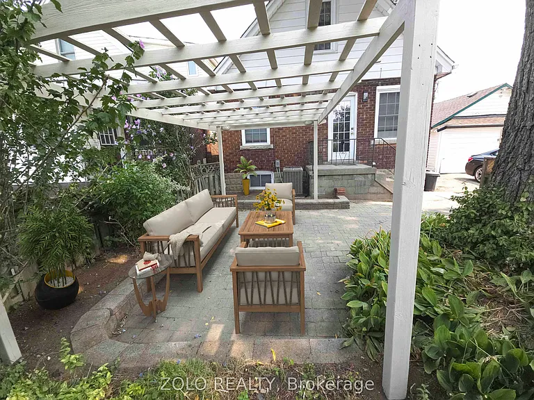 1504 King St E — Photo 20