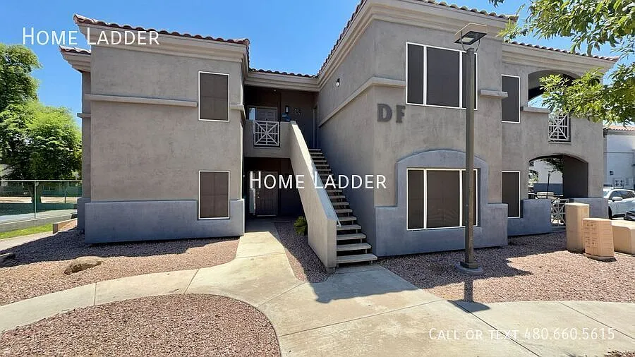 Excellent 2 Bedroom 2 Bath Condo With New Flooring and Paint in Tempe! — Photo 2