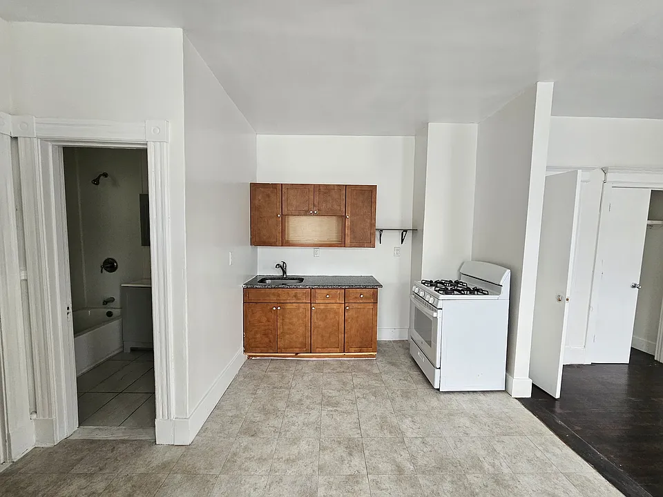 84 Rowe Ave #3N
