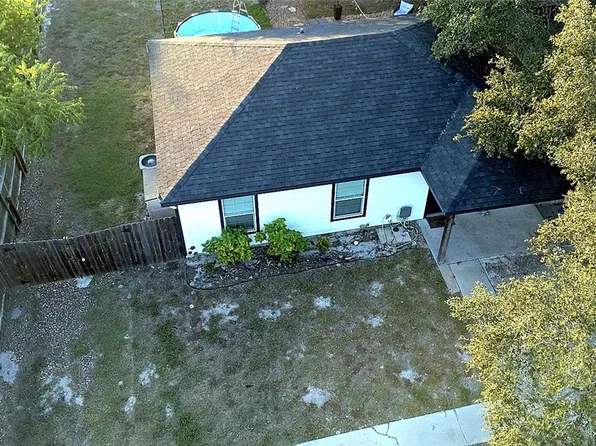 611 N Kossuth St, Rockport, TX 78382