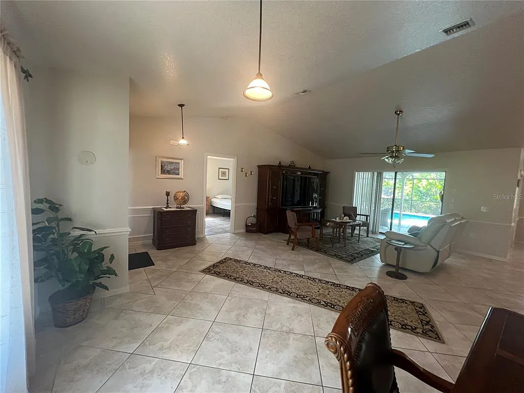 3 bed, 2.0 bath, 1935 sqft, $4,000 — Photo 4