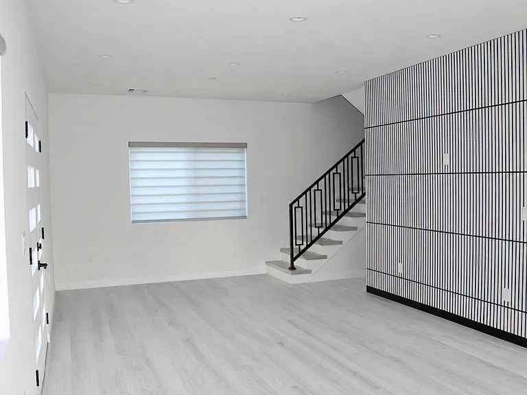 15217 Roya St — Photo 7