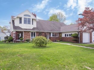 418 McDermott Rd, Rockville Centre, NY 11570