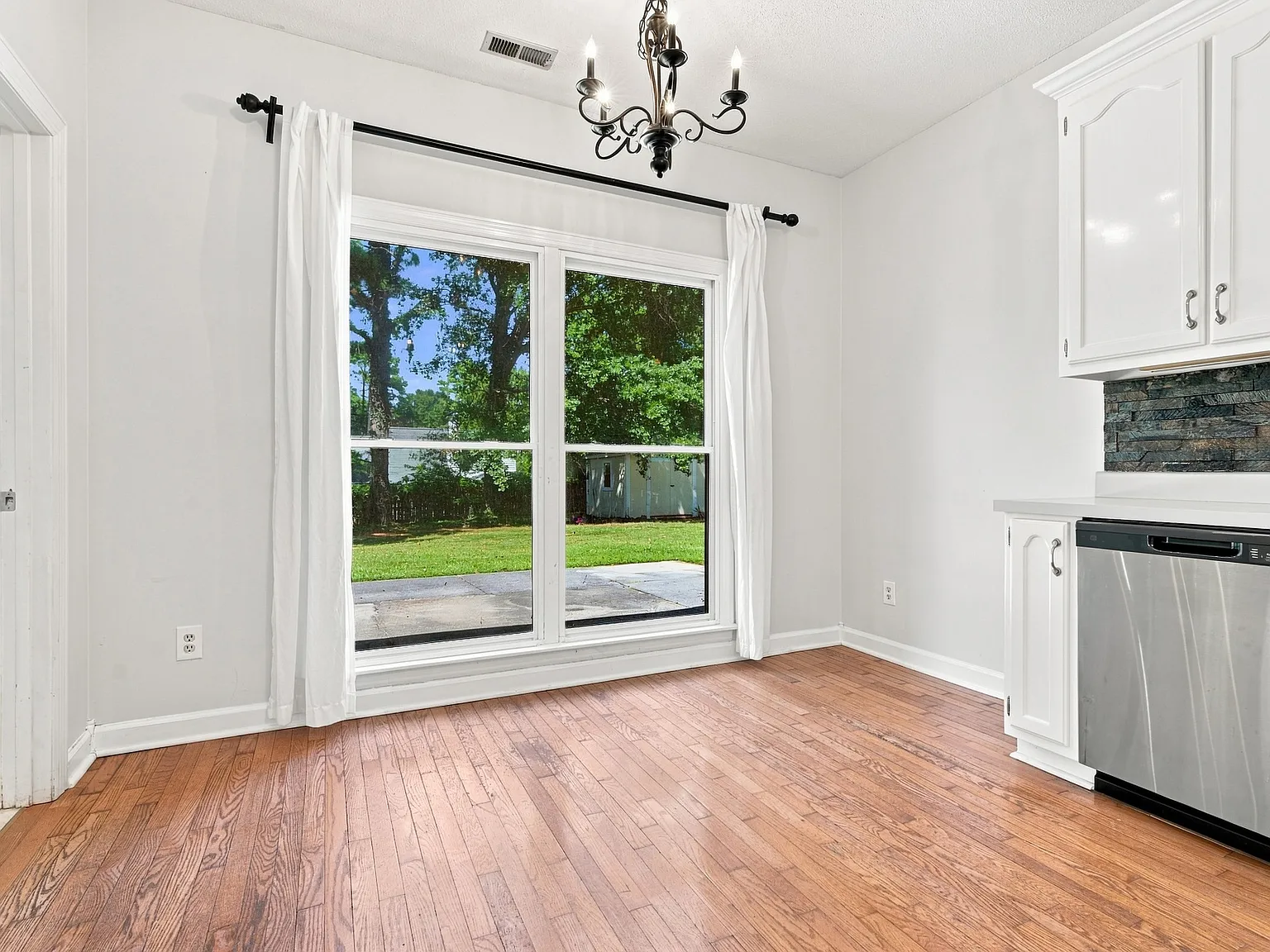 3 bed, 1800 sqft, $1,850 — Photo 3