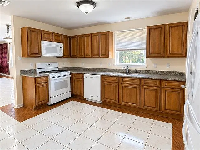 3 bed, 3.0 bath, 1910 sqft, $2,000 — Photo 3