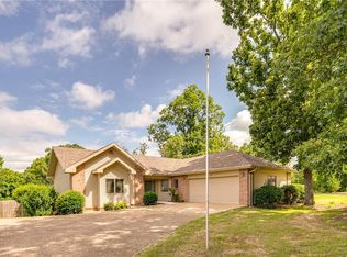 2 Jan Ln, Bella Vista, AR 72715
