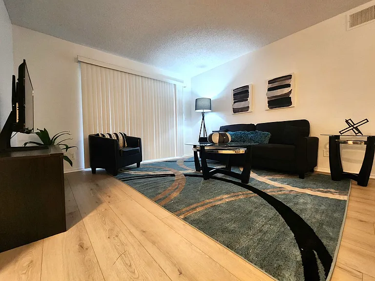 Valencia Apartments — Photo 41