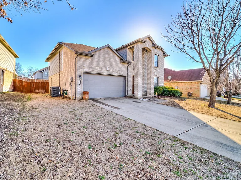 1121 Charlotte Dr — Photo 1