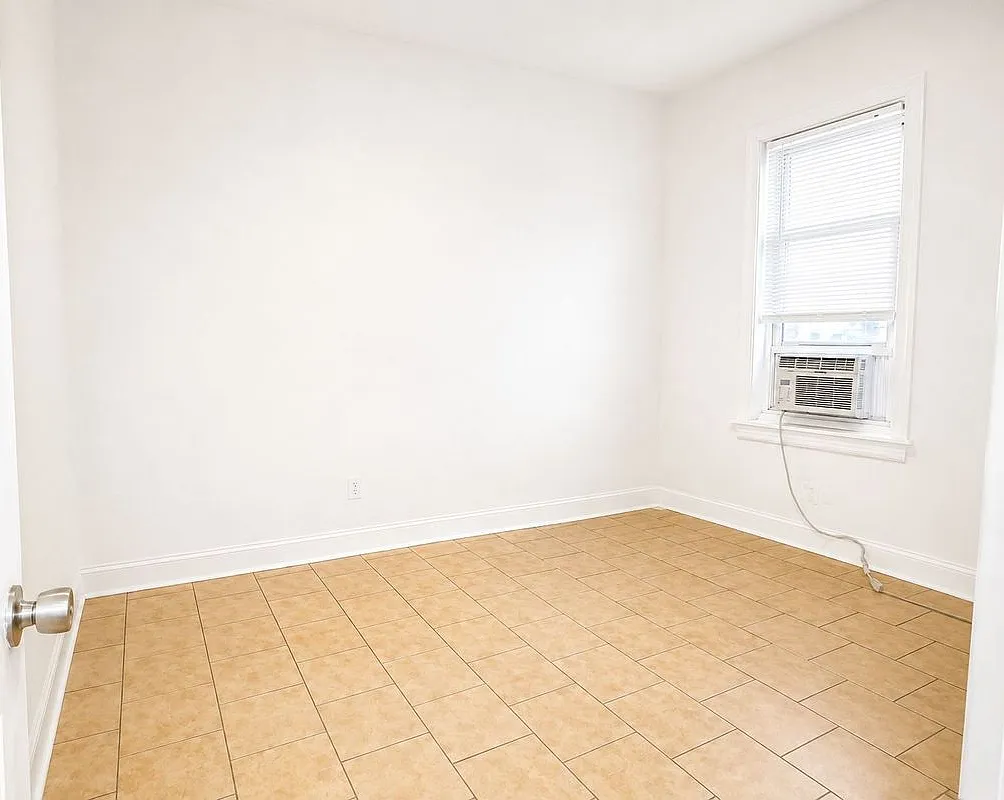 2 bed, 1.0 bath, 780 sqft, $1,150 — Photo 2