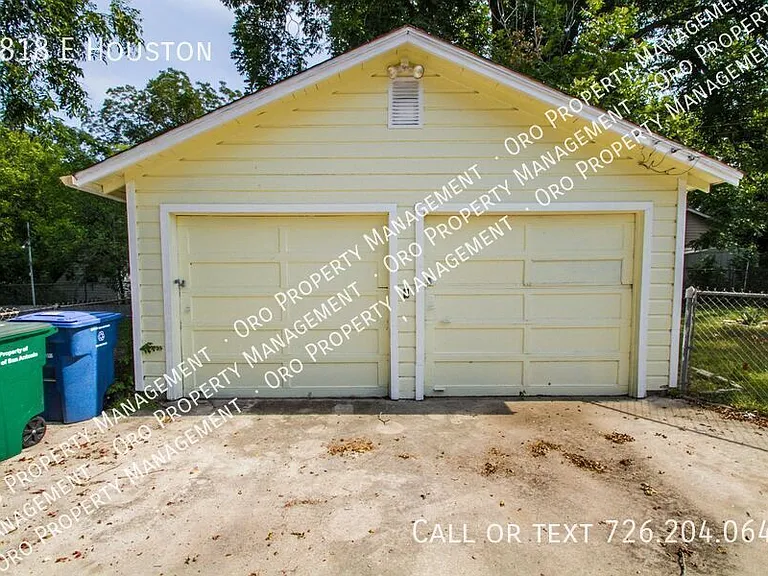 2818 E Houston St — Photo 14