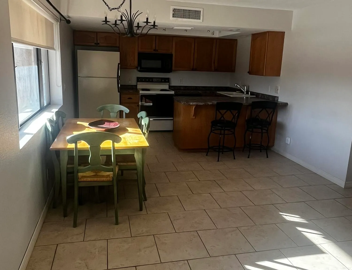 2 bed, 2.0 bath, 936 sqft, $1,275 — Photo 2