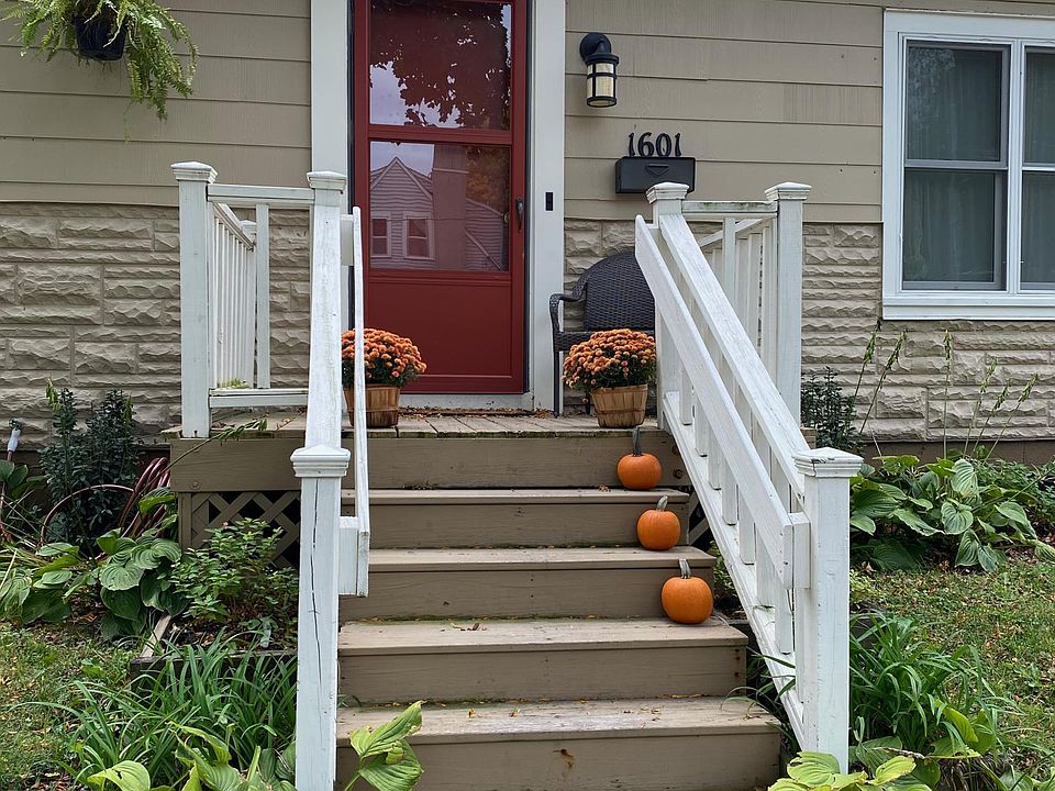 1601 Center Avenue is in the highly desirable Longfellow neighborhood. Home built by popular local builder, Howard Moffitt in the 1930s.