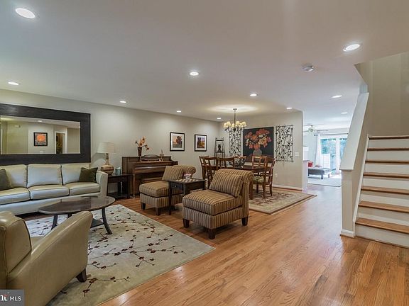 3rd image of 2315 Yvonnes Way