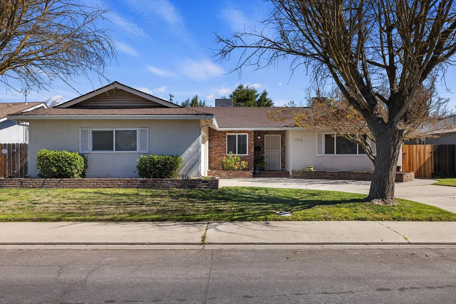 1610 Springwood Dr photo 1