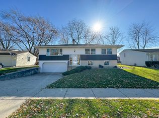 817 Beechwood Rd, Buffalo Grove, IL 60089