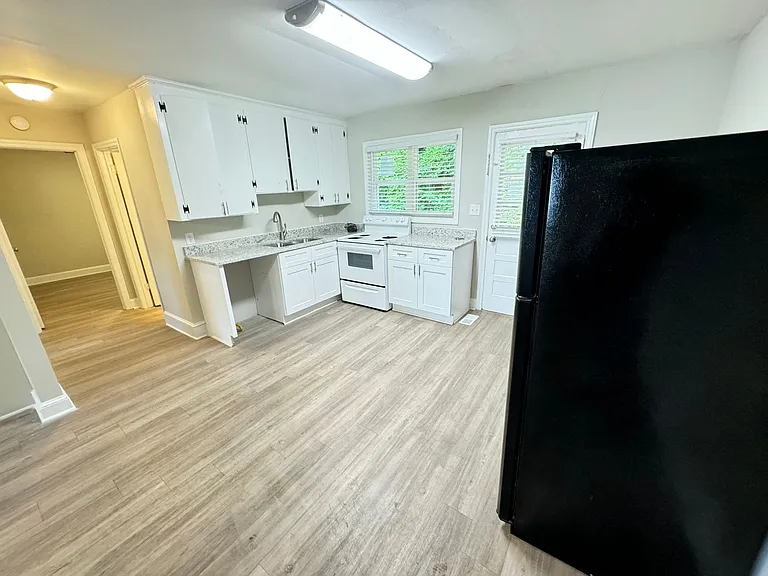 1404 Oakwood Ave — Photo 3