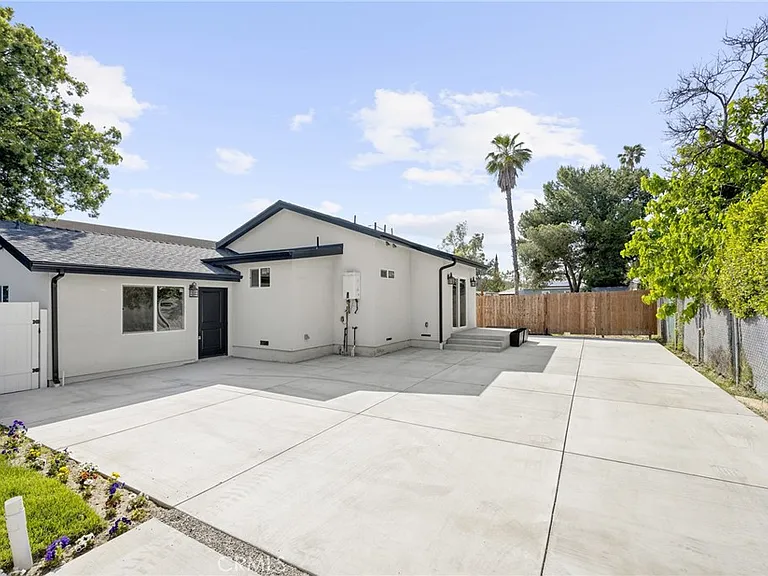 13721 Pierce St — Photo 1