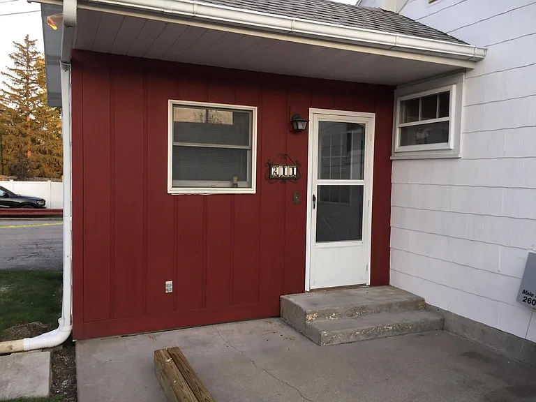 211 E Market St — Photo 3