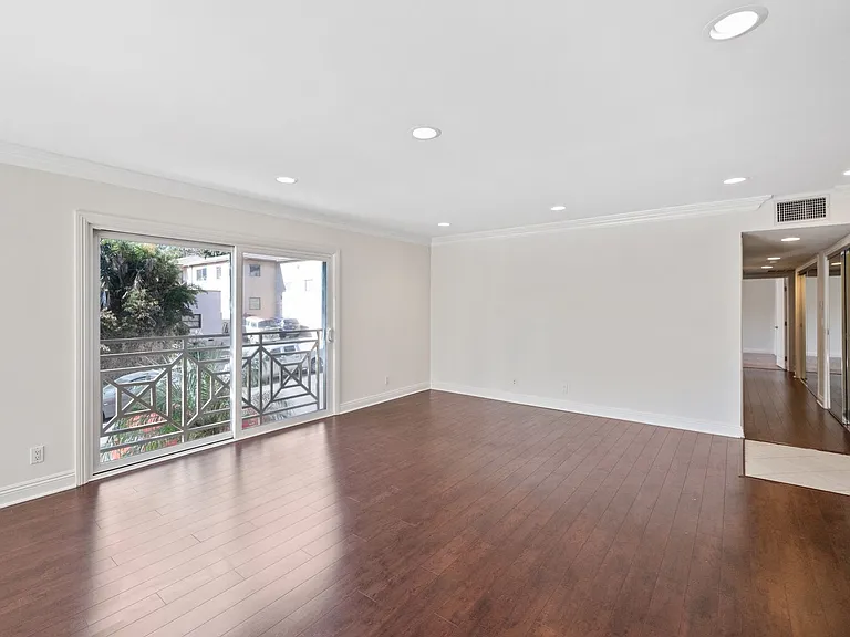 2300 Fox Hills Dr — Photo 17
