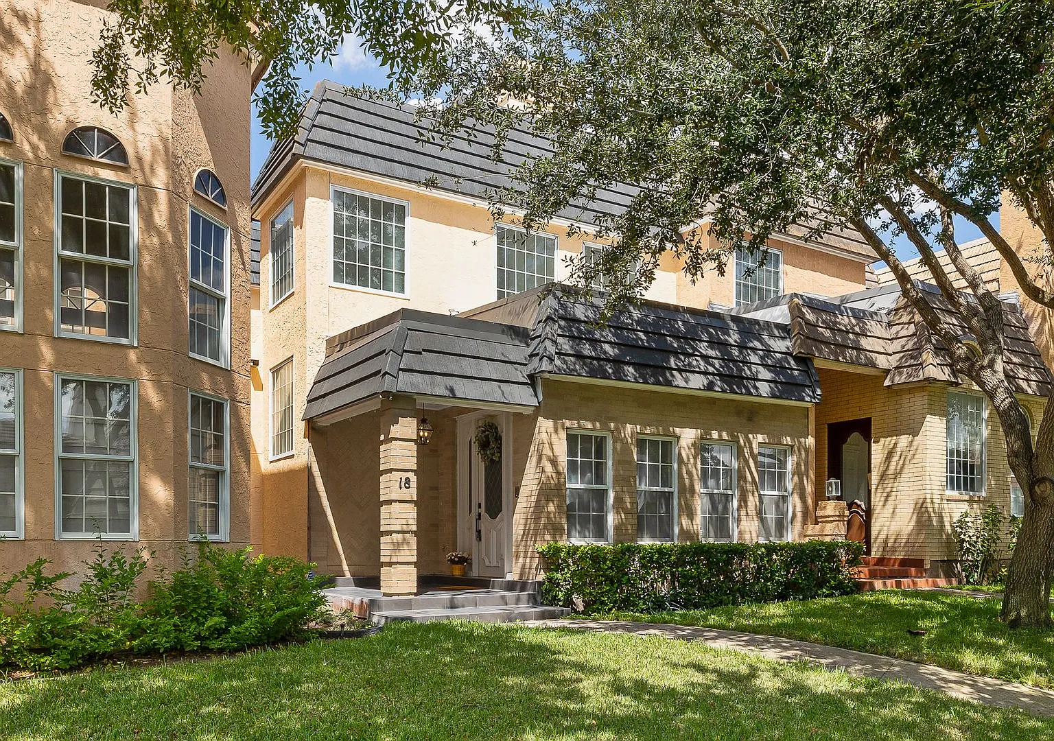 Elegant 3-Bedroom TownHome in Gated Community — Photo 1