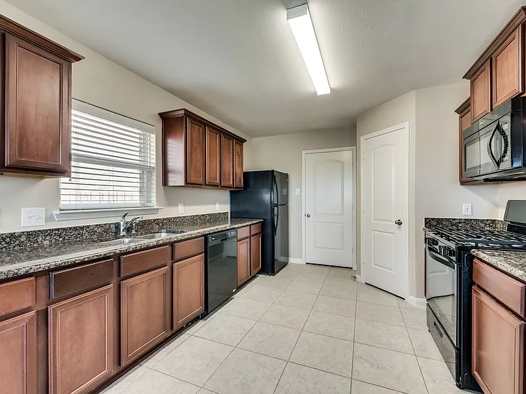 2106 Bluebell Dr — Photo 2