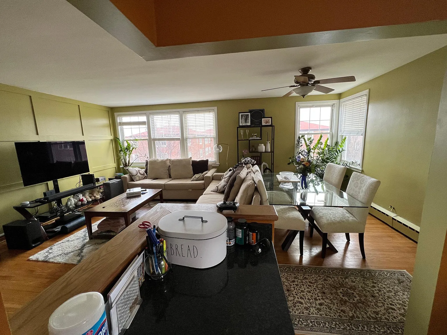 2424 W Farragut Ave — Photo 4