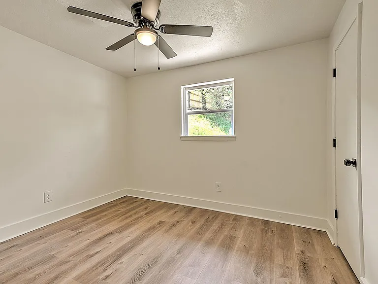 718 W G St — Photo 14