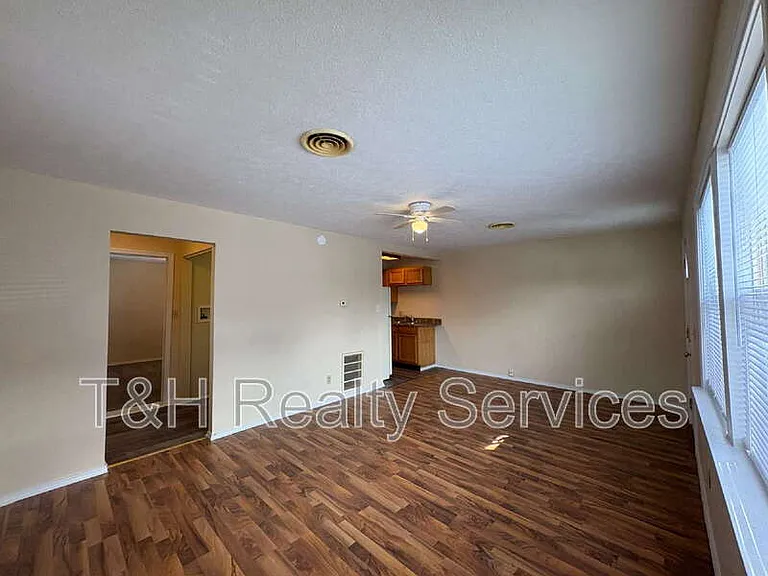 609 1/2 S Crystal St — Photo 8