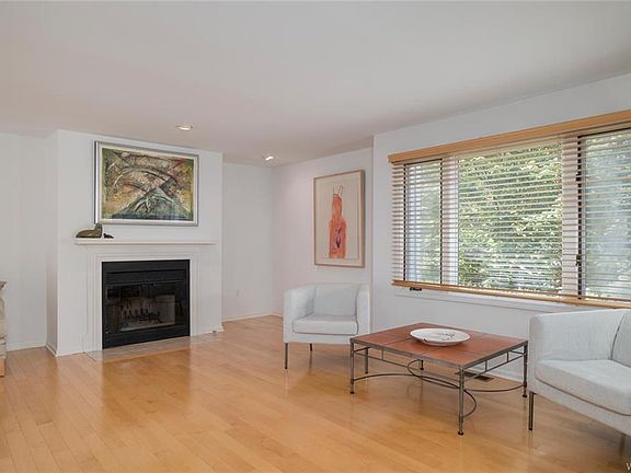 3rd image of 283 Lakefront Blvd
