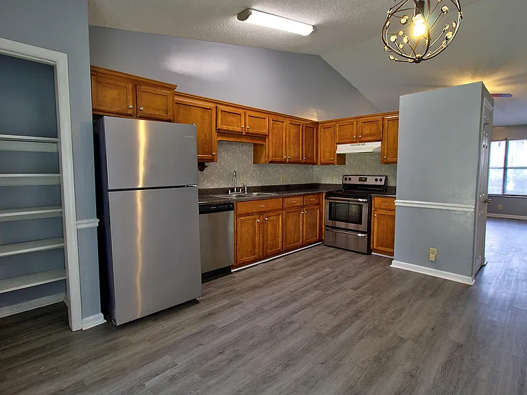 910 Brett Dr — Photo 6