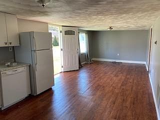 KITCHEN/LIVINGROOM COMBO