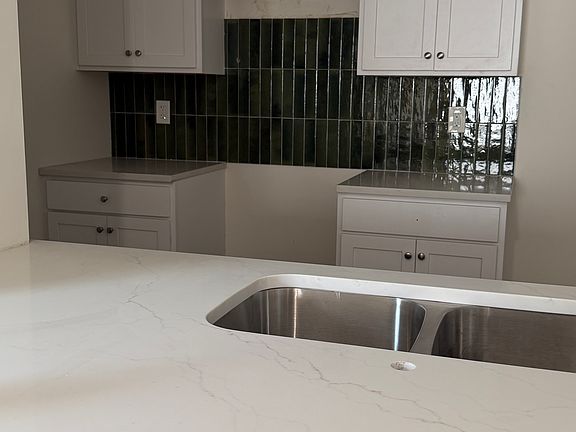 3rd image of 4045 Flora Ave