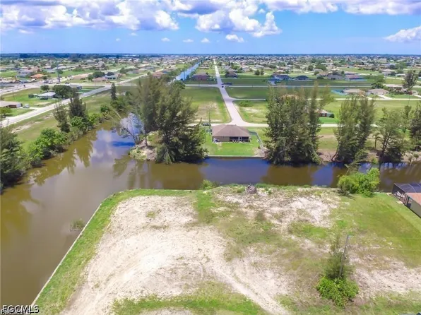 832 NE 1st Place Cpe, Cape Coral, FL 33909