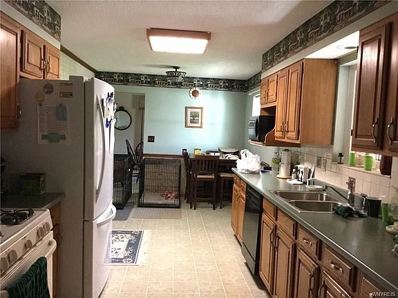 4th image of 8 Bradley Dr