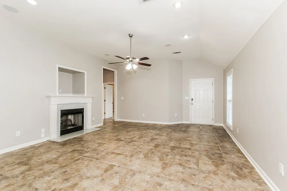 3 bed, 2.0 bath, 1561 sqft, $1,720 — Photo 3