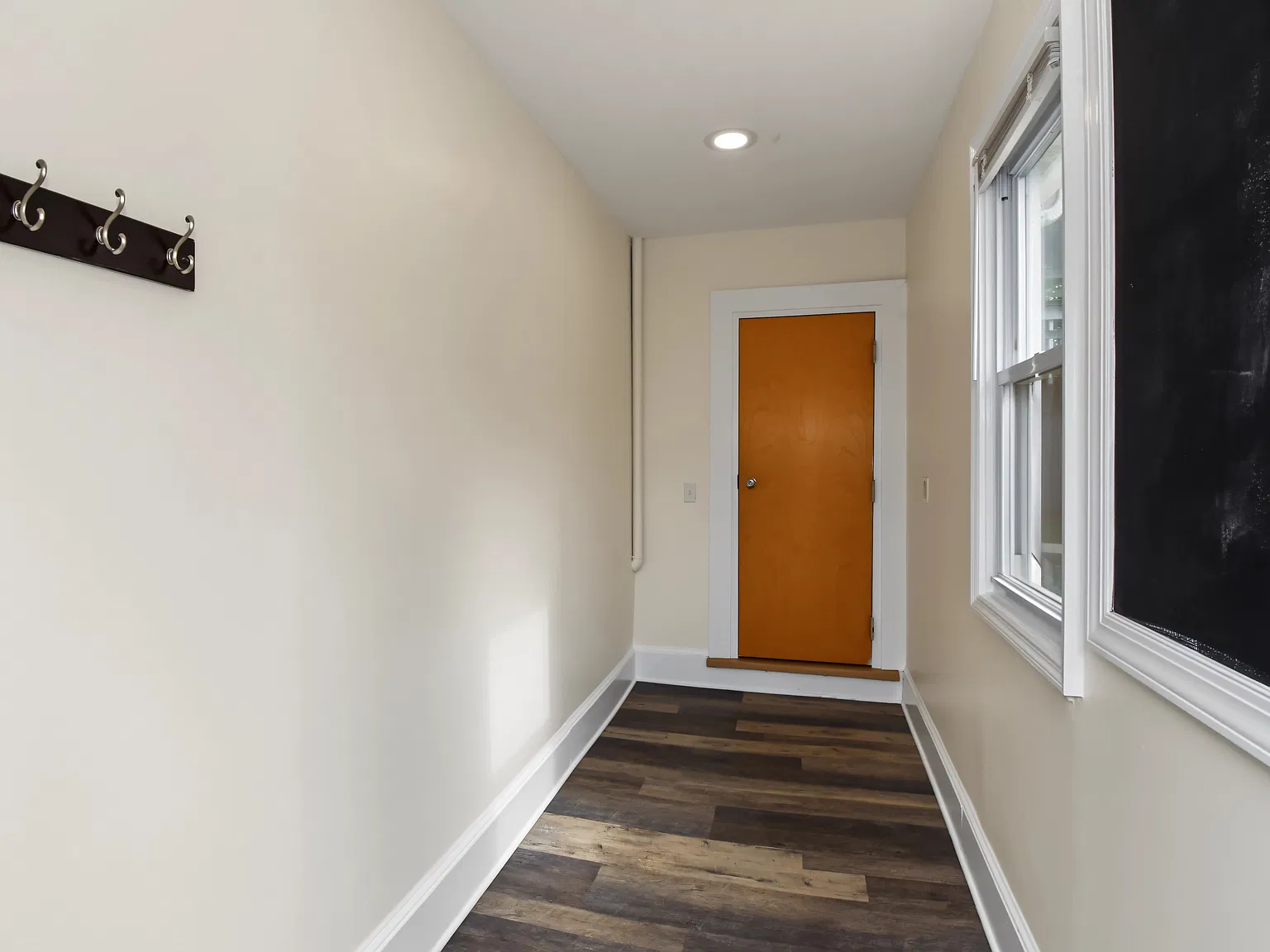 3 bed, 1200 sqft, $2,300 — Photo 4