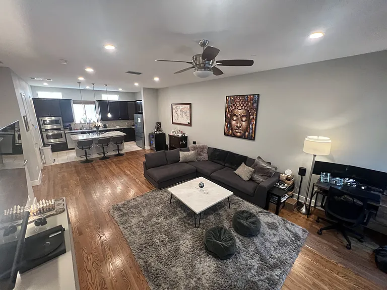 2411 N Hall St #6 — Photo 5