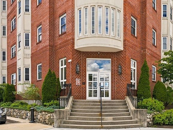 3rd image of 120 Wyllis Ave #104