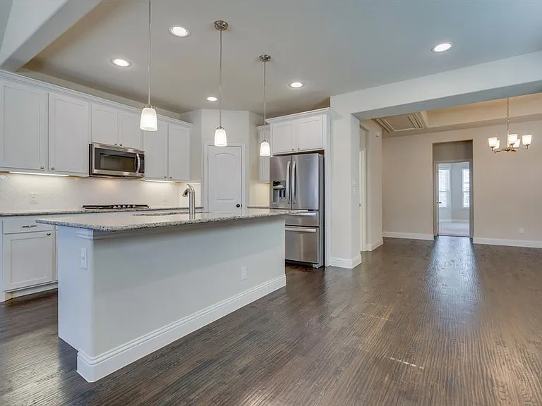 4221 Broadway Ave — Photo 11