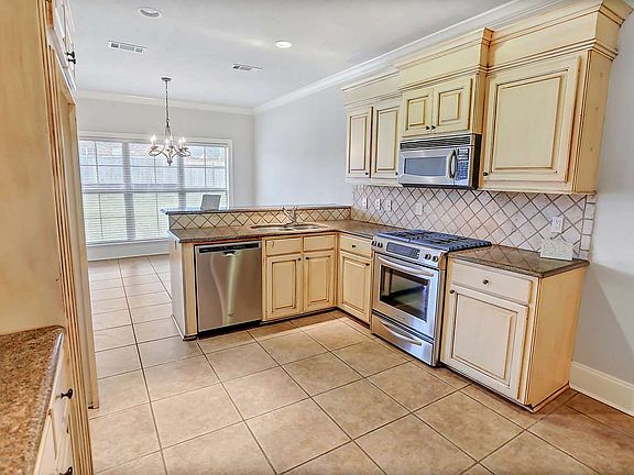 3rd image of 605 Calistoga Dr