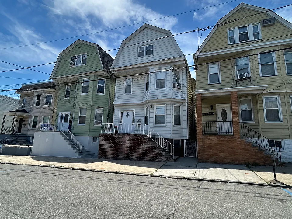 138 Hoyt St #1