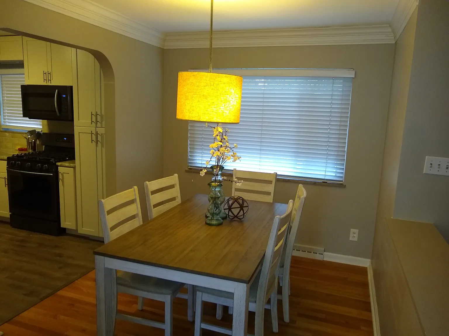 3 bed, 2500 sqft, $2,200 — Photo 4