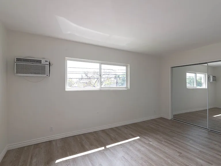 Sepulveda Apartments — Photo 9