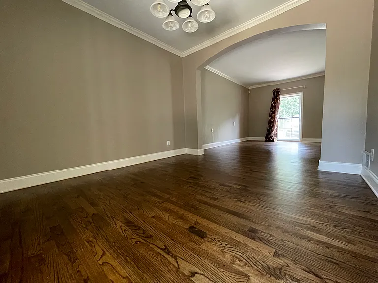 956 Seville Dr — Photo 5