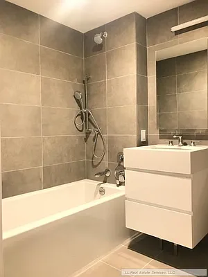 Rented by LL Real Estate Services | media 15