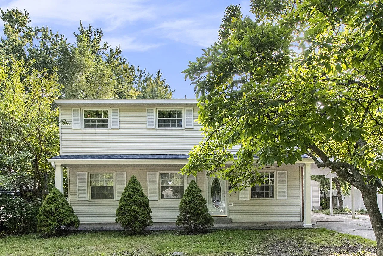 2342 Rosewood Ave SE — Photo 1