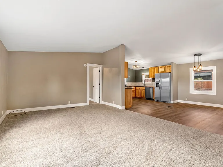 8695 SW Crater Loop Rd — Photo 3