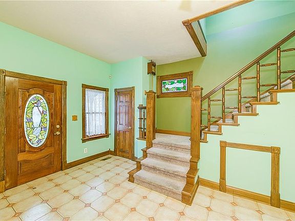 3rd image of 239 E 11th St
