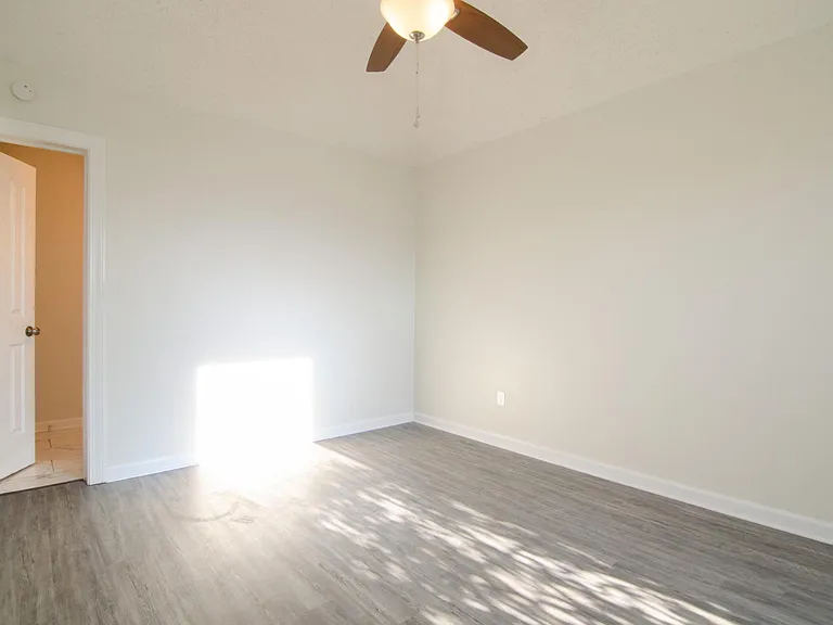 2822 Laura Cir E — Photo 13