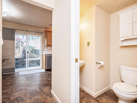 5th image of 1384 Oak Ridge Dr